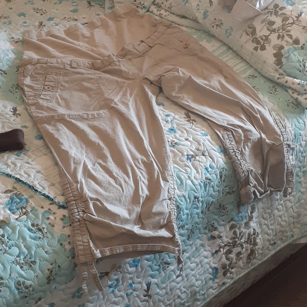 Maternity capris